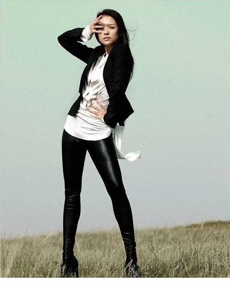 章子怡身着彩色民族围巾在草原上迎风而立