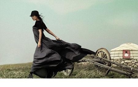 章子怡身穿白皮草与红纱巾在草原上构成鲜明色彩对比