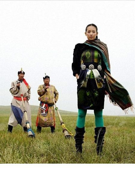 章子怡穿紫色长裙倚靠木栏尽显异域风情