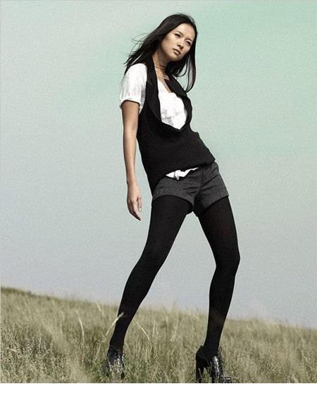 章子怡目光坚定凝望远方展现冷艳气质