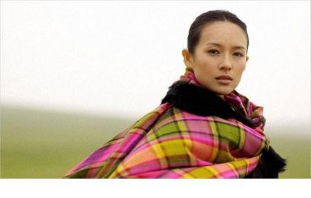 章子怡戴高贵礼帽着长裙宛如草原贵族