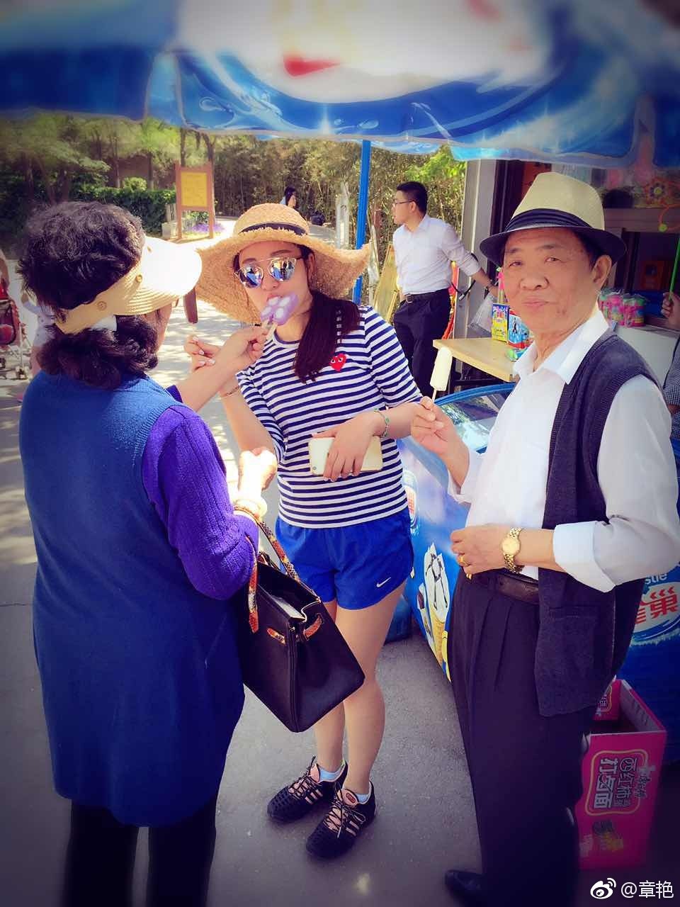 章艳在镜头前展现自信微笑，职业套裙勾勒优美曲线，诠释都市女性的精致魅力