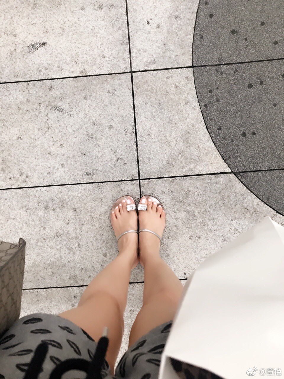 章艳身穿修身牛仔裤搭配简约上衣，休闲装扮中透出不俗的时尚品味与活力