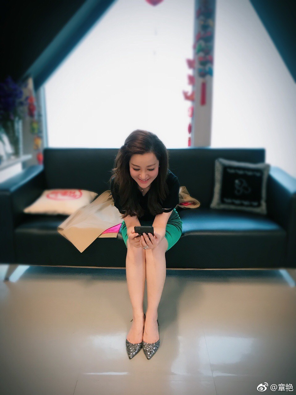 章艳以整体造型亮相，姿态从容大方，展现出成熟女性独有的自信与风采