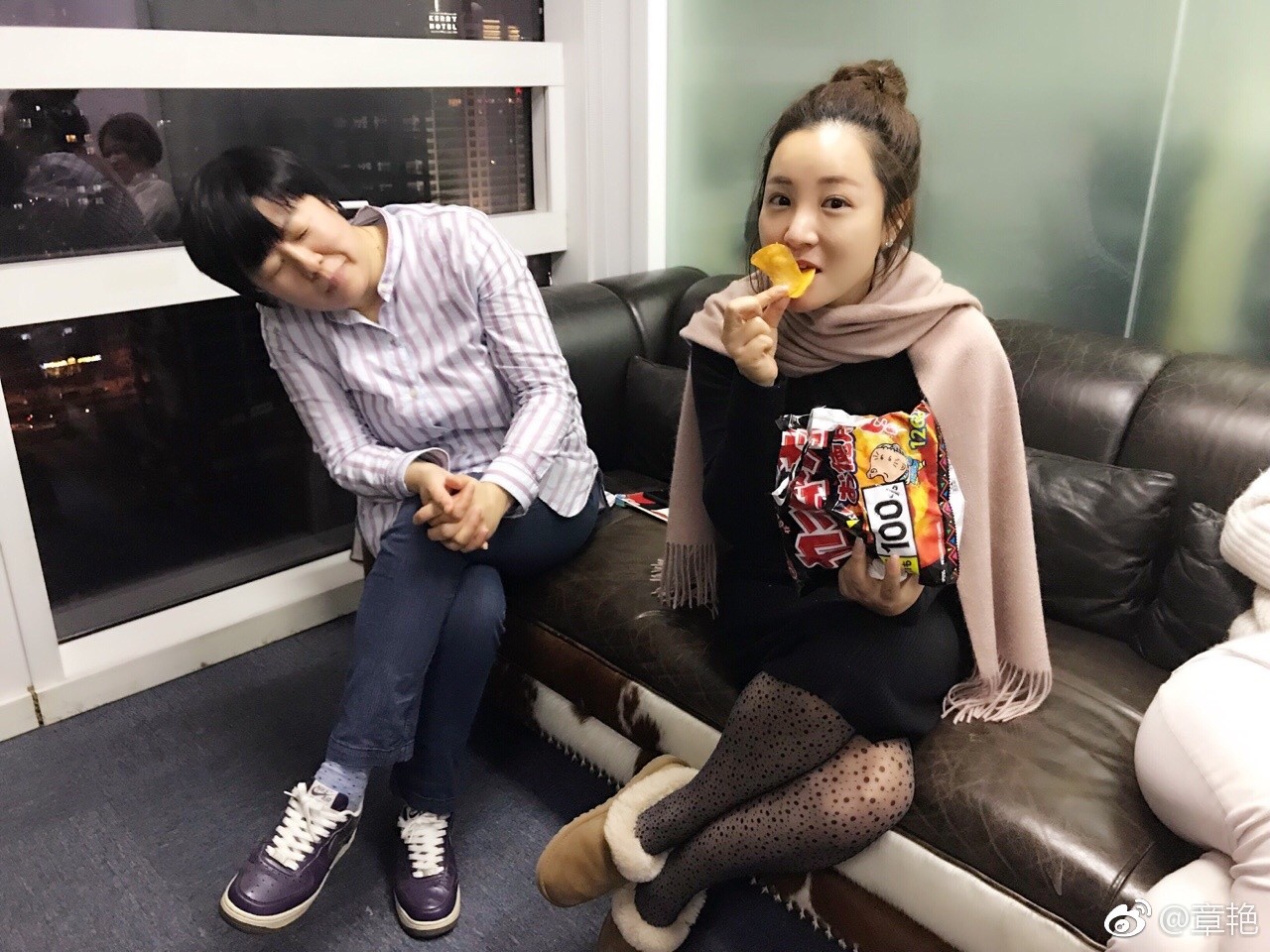 章艳回眸瞬间被抓拍，眼神明亮充满故事感，简约背景更凸显其出众气质