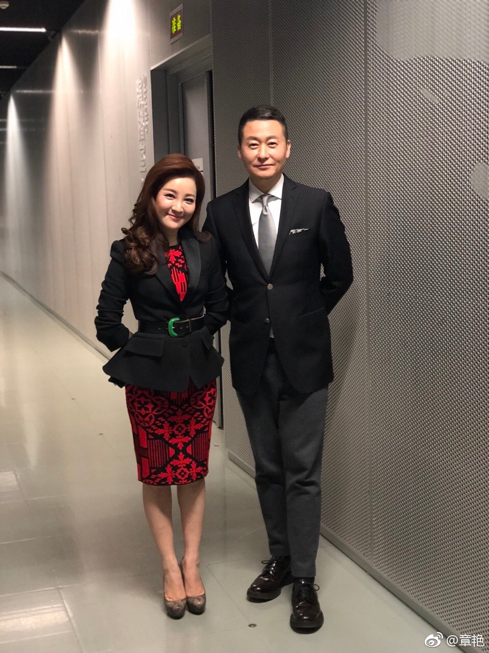 特写镜头下的章艳，面部轮廓精致柔和，细腻光影突显其优雅恬静之美