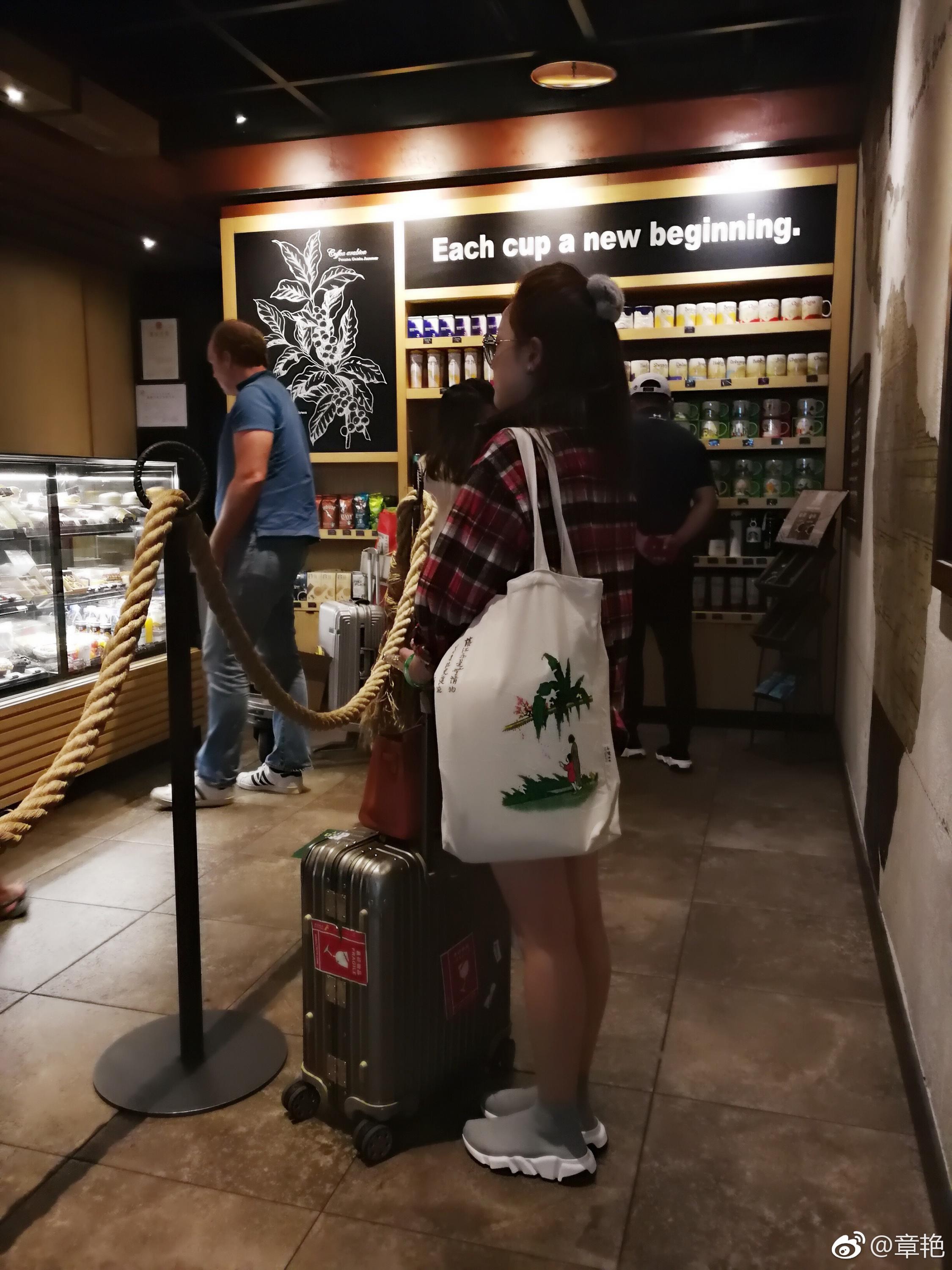 章艳身穿时尚连衣裙侧身而立，裙摆微扬，瞬间定格其灵动飘逸的动人姿态