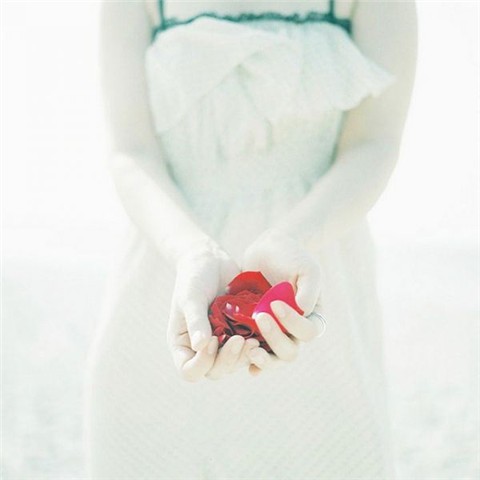 雨中独行的人影，伞下世界静谧而忧伤