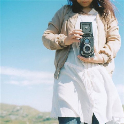 雪后空巷，脚印诉说着过往