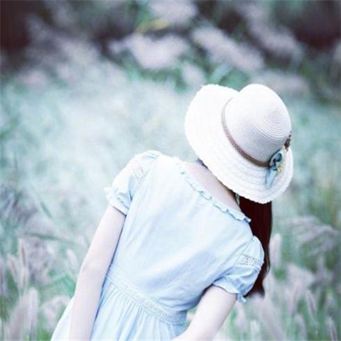 城市夜景，霓虹灯下孤独的背影