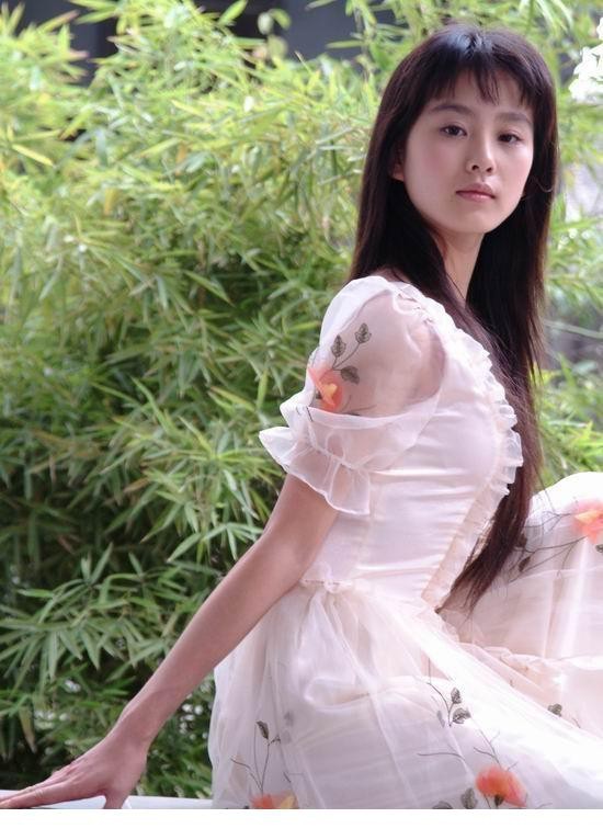 刘诗诗身着白色新中式长衫立于窗边，发间竹簪清雅，侧颜宁静宛若古典画卷中走出的仙子