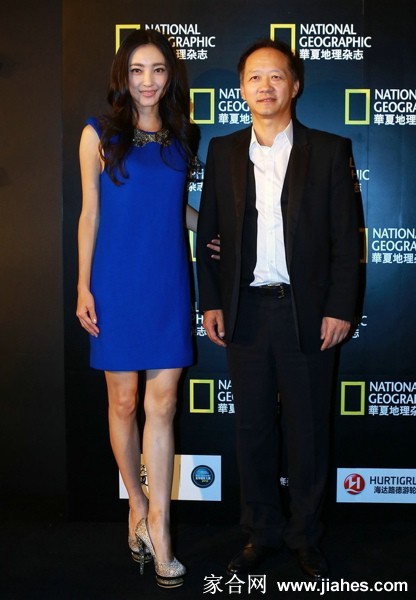 王丽坤身穿抹胸礼服回眸浅笑，肌肤胜雪眼波流转间尽显从容大气的女神风范