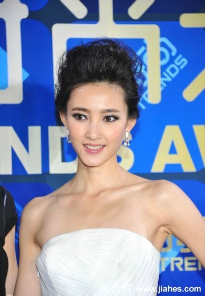 王丽坤定格于黑白光影之中，脸部轮廓与颈部线条优美如雕塑，散发静谧而强大的艺术感染力