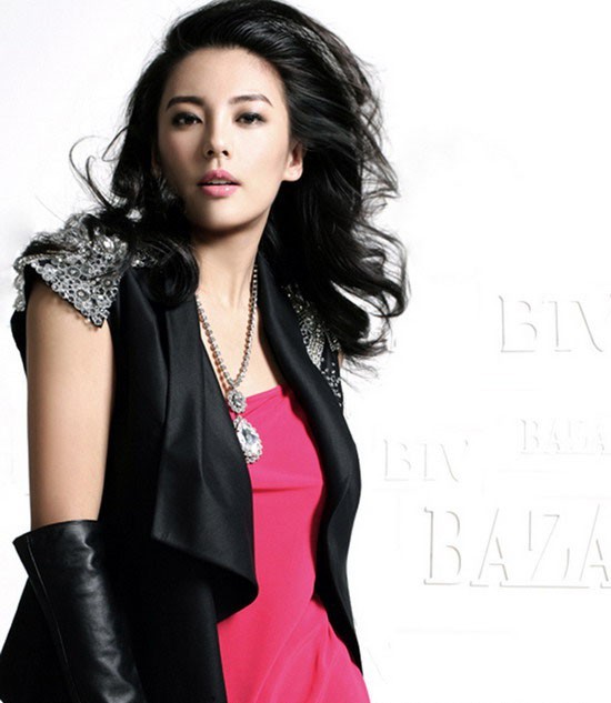 张雨绮侧身而立展现完美肩颈线条，钻饰耳坠摇曳生辉，在光影交织中勾勒出如雕塑般的精致侧颜