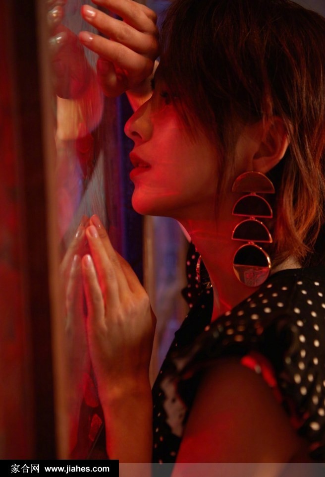 佟丽娅眼神坚定面带微笑，条纹衬衫勾勒简约轮廓，尽显都市女性自信风采