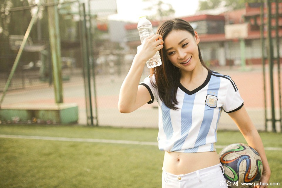 写真拍摄花絮，袁姗姗与工作人员交流，状态自然亲和