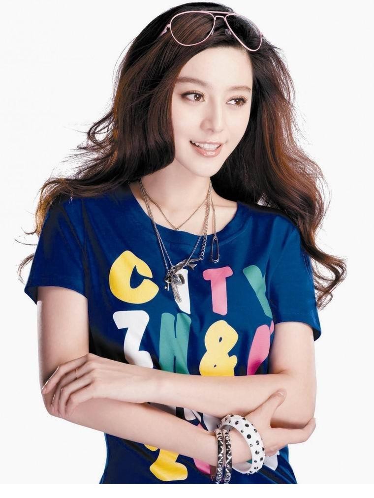 华丽背景前，范冰冰仪态万千，彰显女王般强大气场