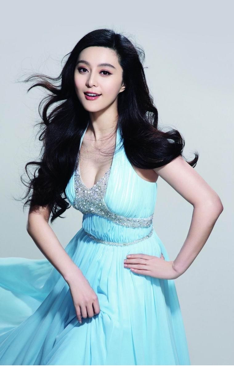 古典韵味造型下的范冰冰，低眉颔首间流露万种风情