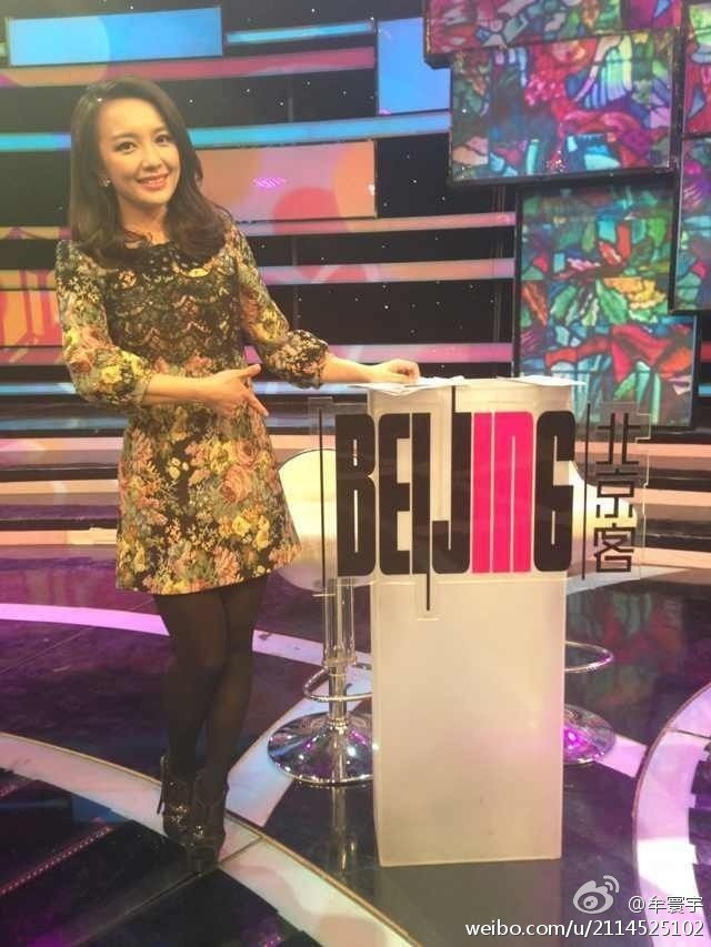 朱一静立于舞台中央，光束聚焦，宛如掌控全场的优雅指挥官