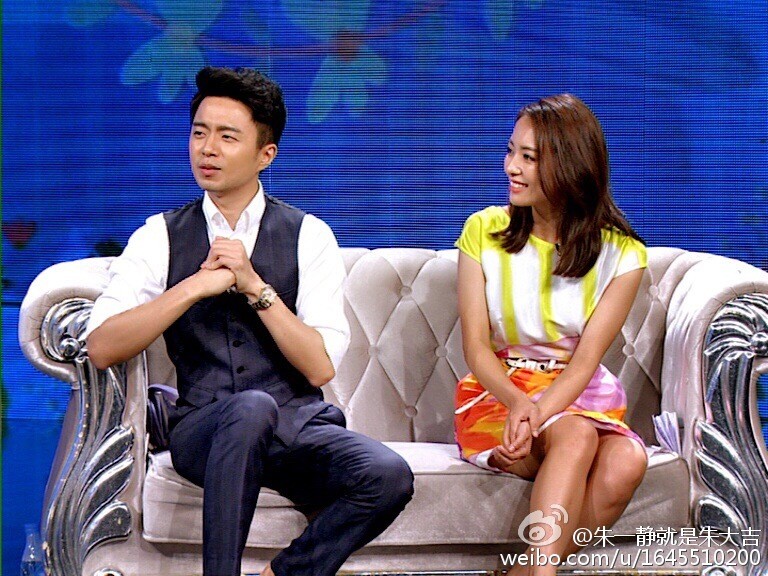 活动现场朱一静与嘉宾互动瞬间，姿态优雅，场面和谐而专业