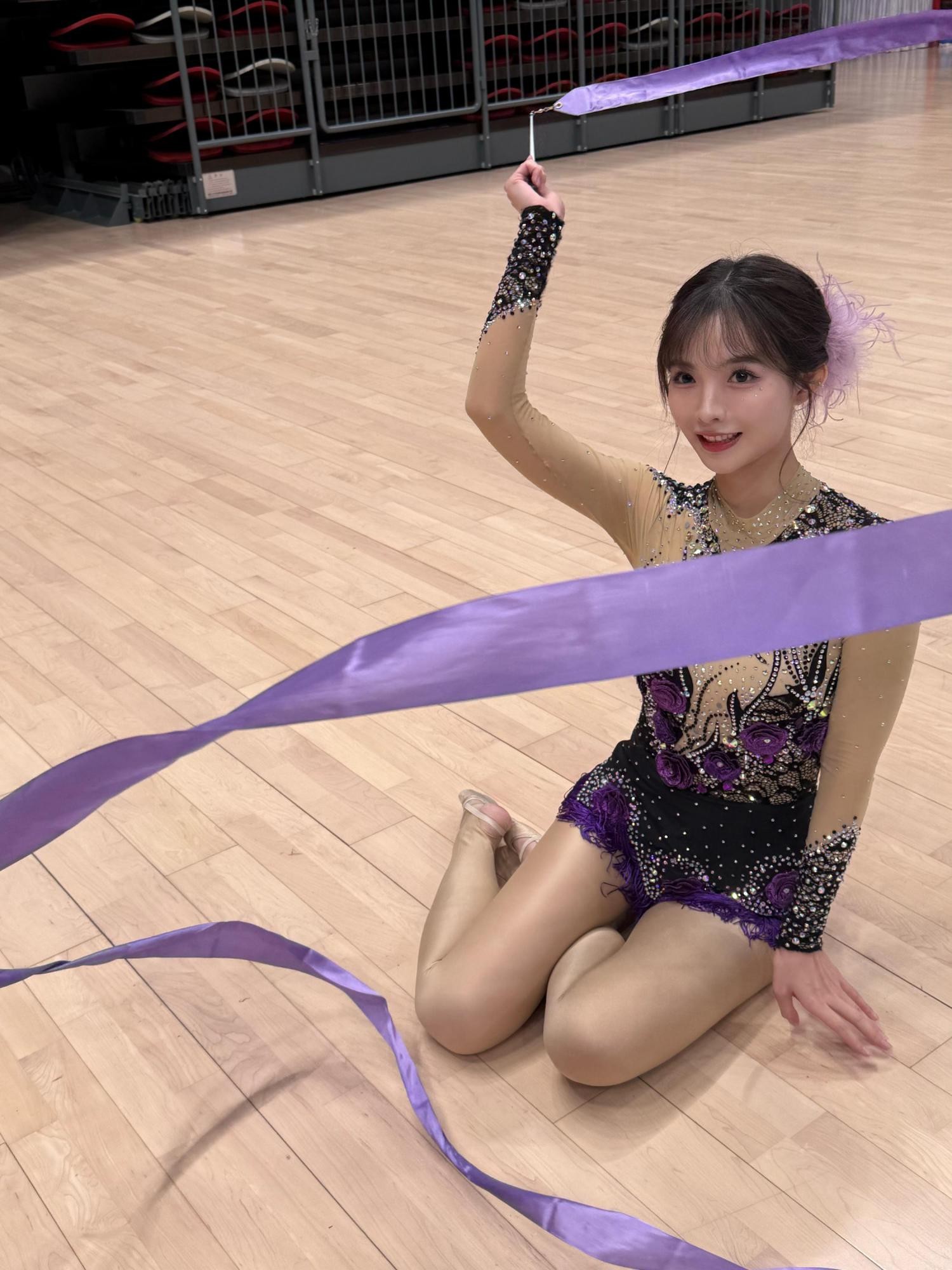 凌空跃起刹那，身形舒展如飞鸟，丝袜映衬出腿部在空中划过的有力轨迹