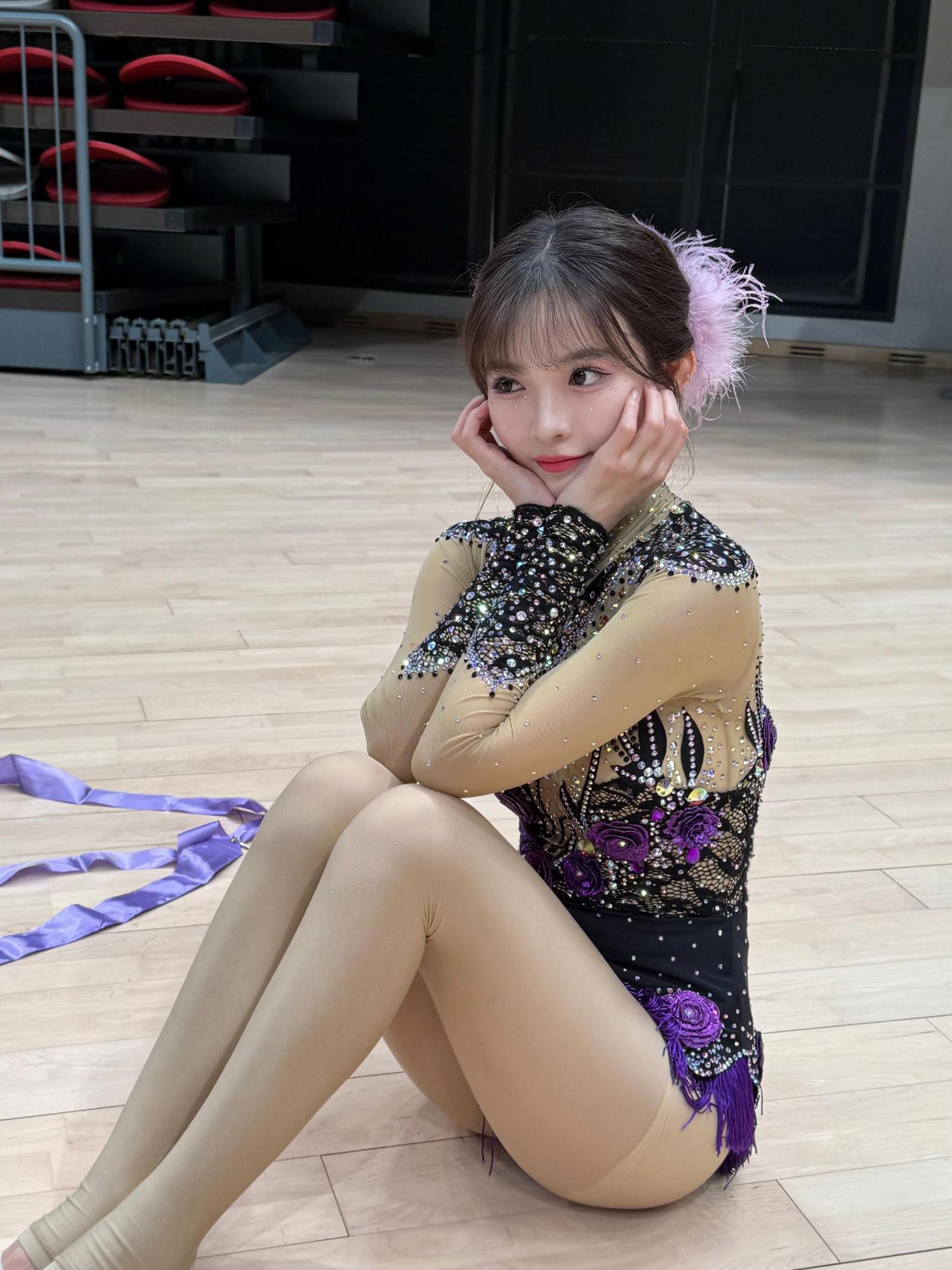 舞台中央，许杨玉琢伸展修长手臂，丝袜勾勒出腿部流畅线条，光影洒落宛若天鹅引颈