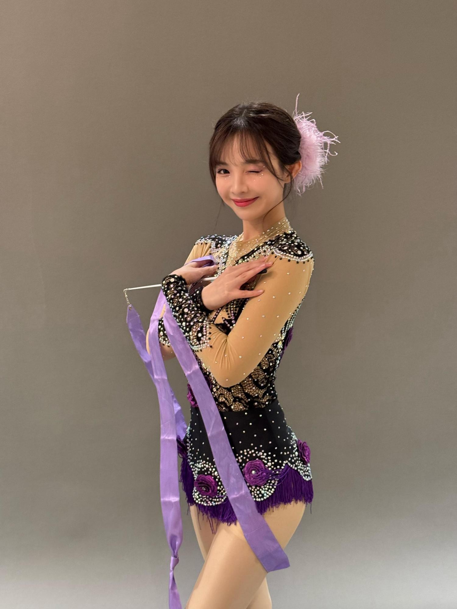 侧身定格瞬间，身体构成优美弧线，丝袜包裹下的长腿展现极致控制力与平衡