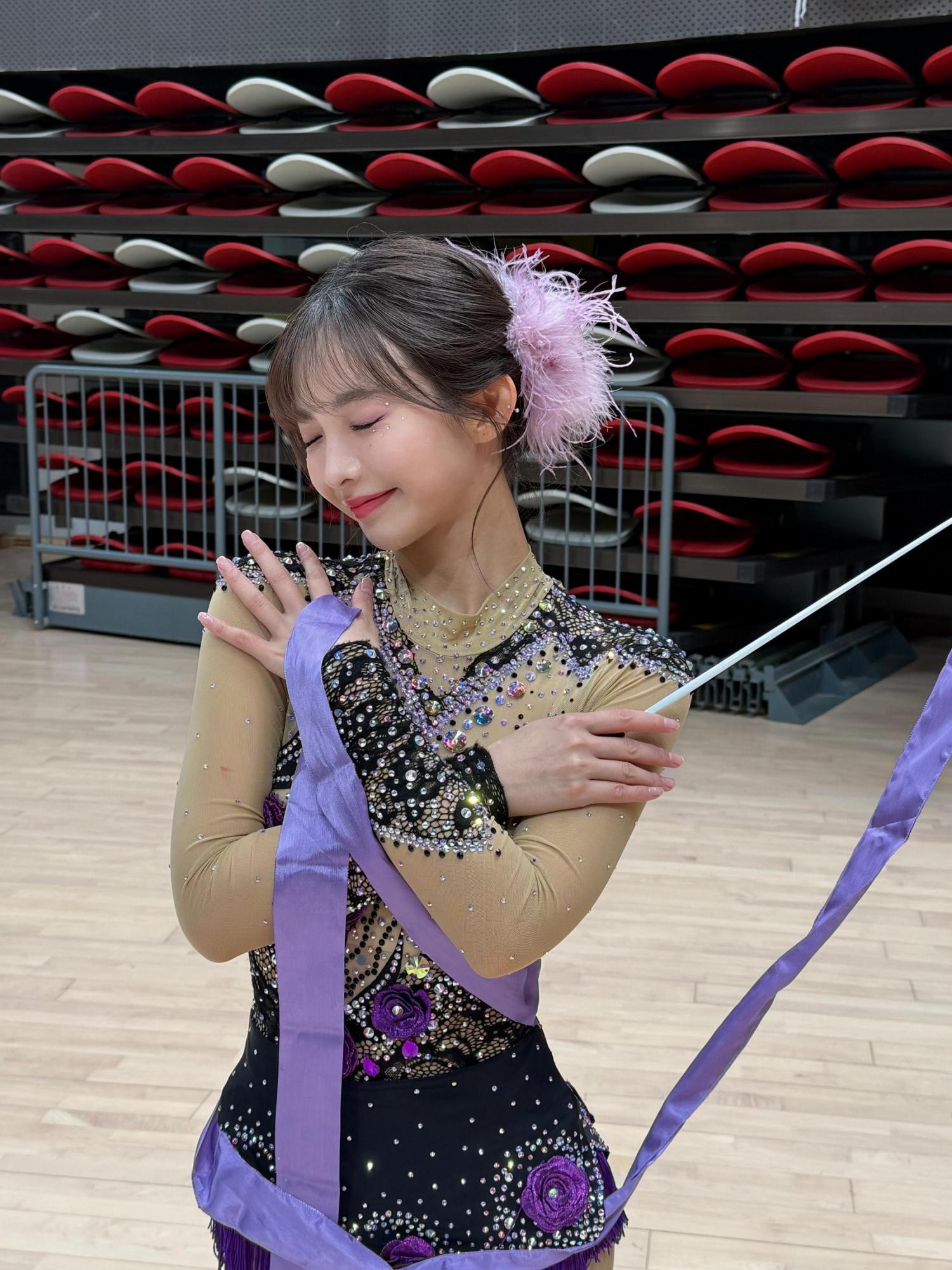 旋转动作中，裙摆与丝袜轻扬，构成动态模糊中的清晰焦点，充满速度与韵律