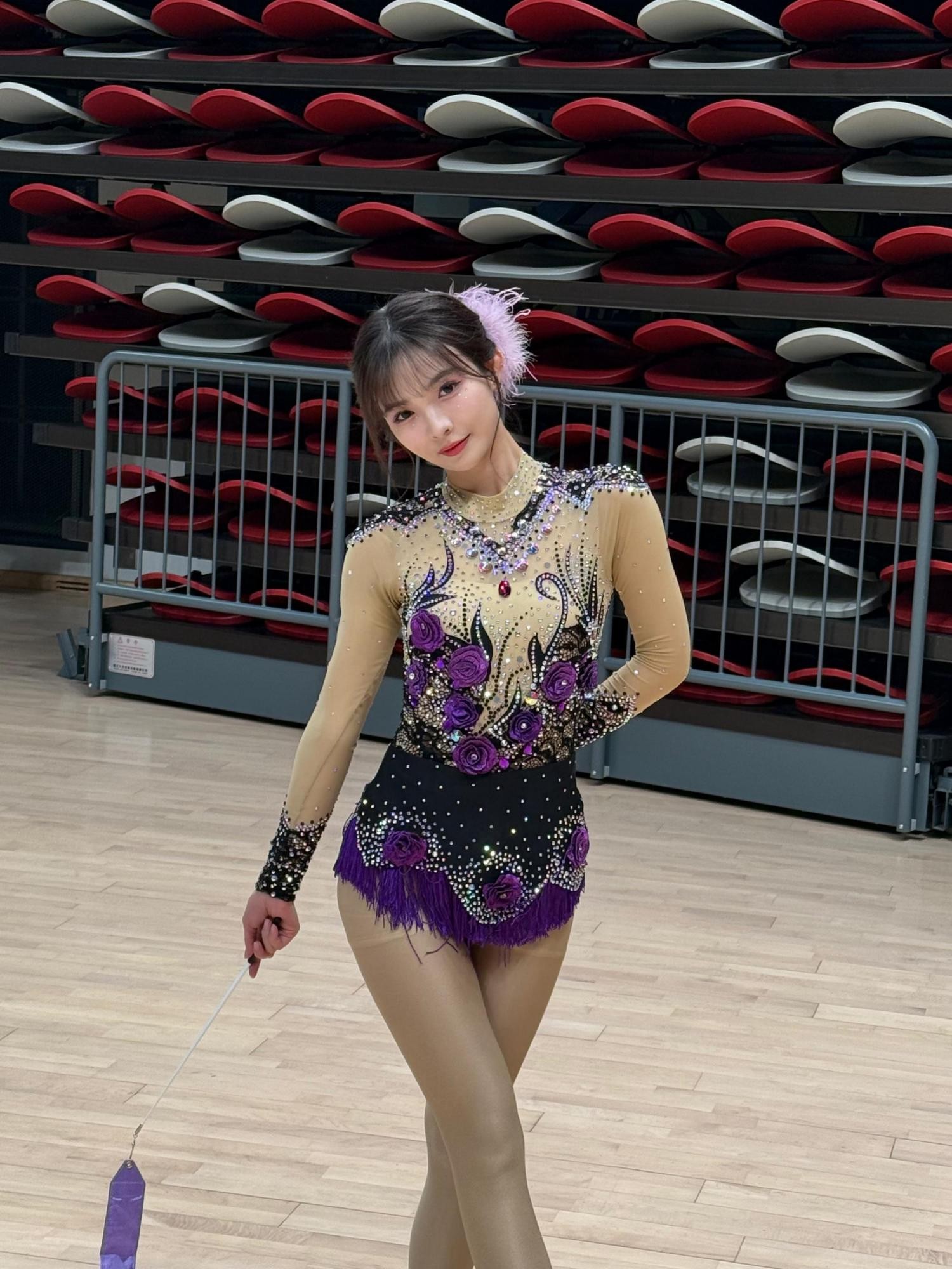 地面动作特写，身体蜷曲与伸展交织，丝袜在灯光下呈现如丝绸般细腻质感