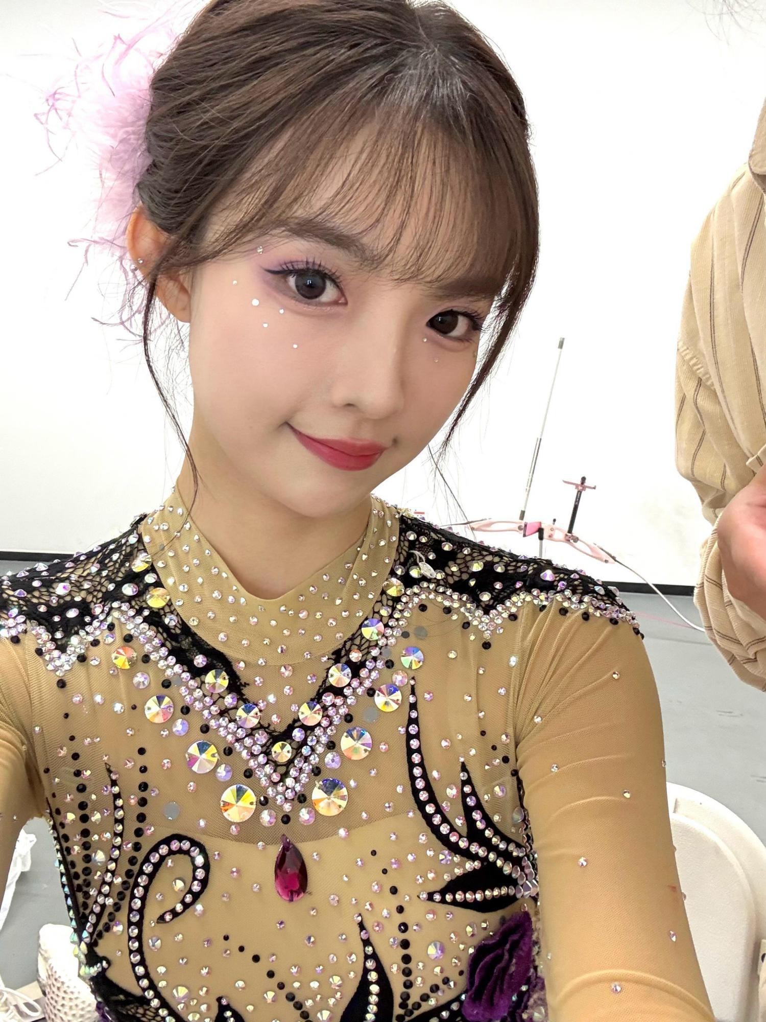 结束造型，双臂高举目光坚定，全身线条从指尖到足尖一气呵成，尽显自信风采