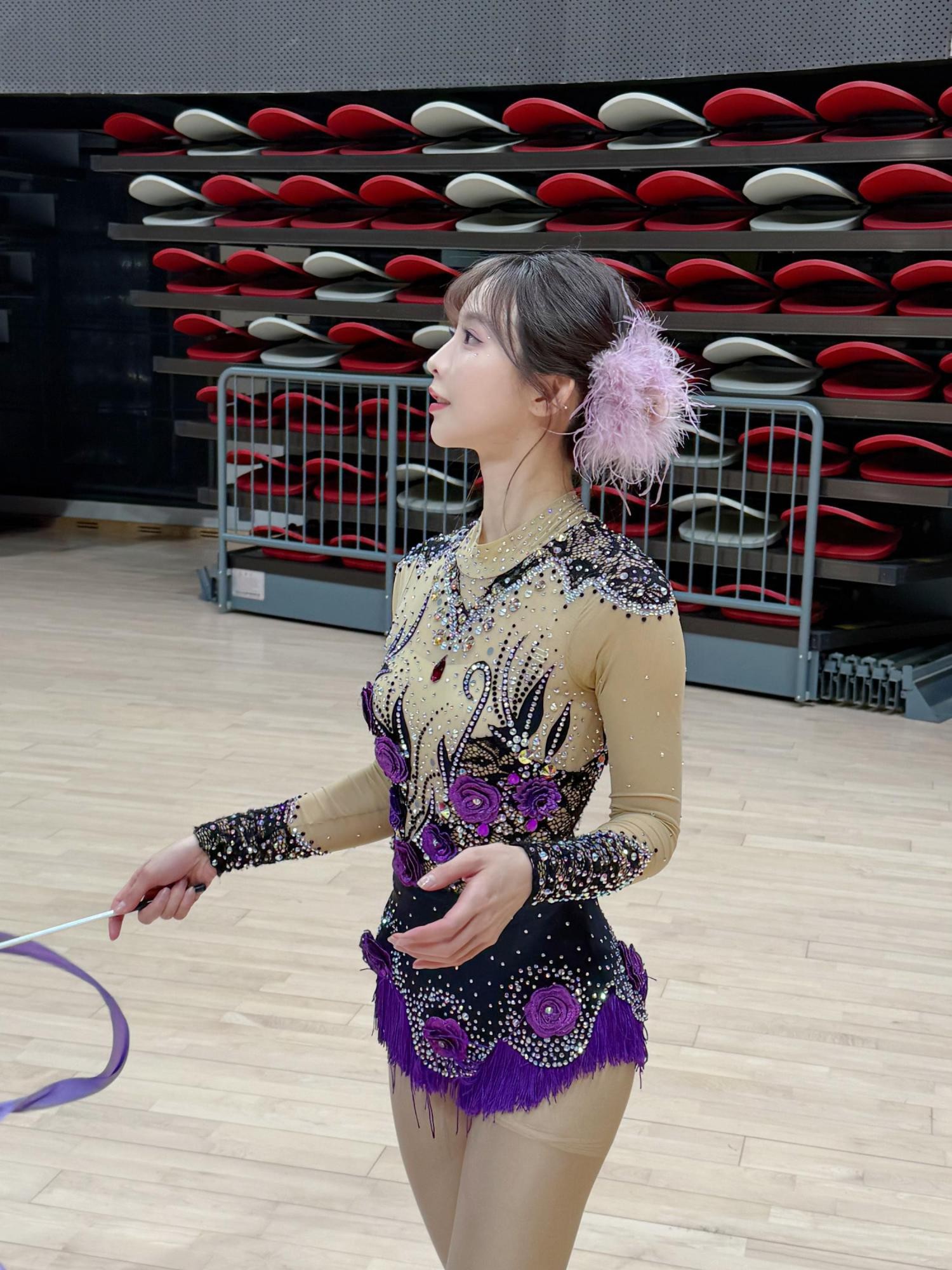 背对镜头舒展肢体，脊柱线条与腿部延伸感十足，宛若优雅雕塑