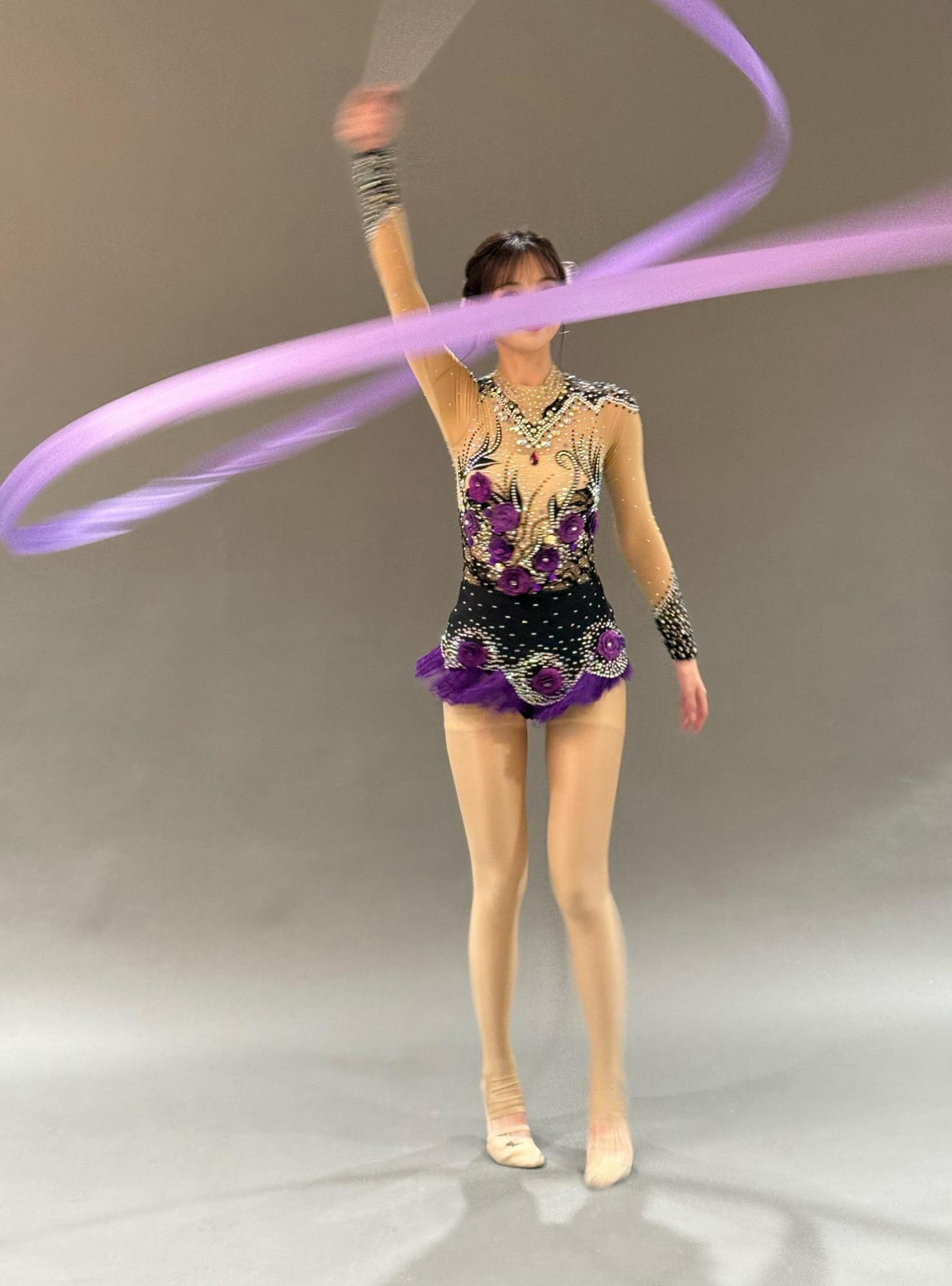 谢幕前微微颔首，汗水与光影交织，定格努力与荣光并存的动人一幕