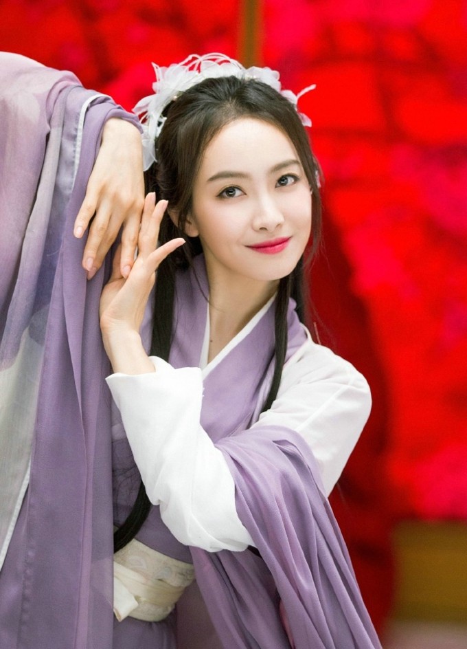 宋茜一袭素雅古装于亭台间翩然起舞，水袖轻扬宛若惊鸿