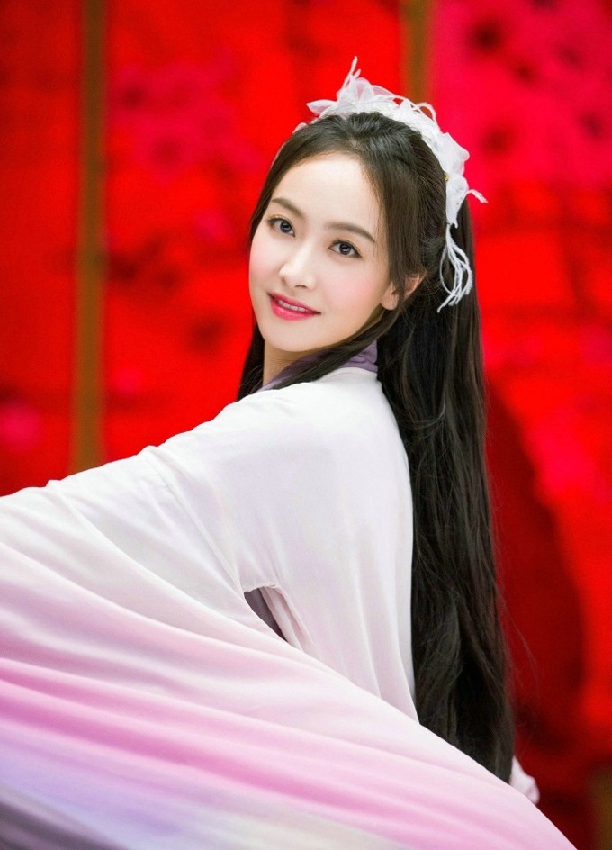 宋茜身着渐变古装于园林中漫步，衣裙飘逸似踏云而来