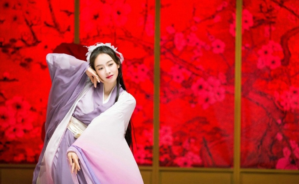 宋茜于月门回眸浅笑，古朴背景与灵动人像相映成趣