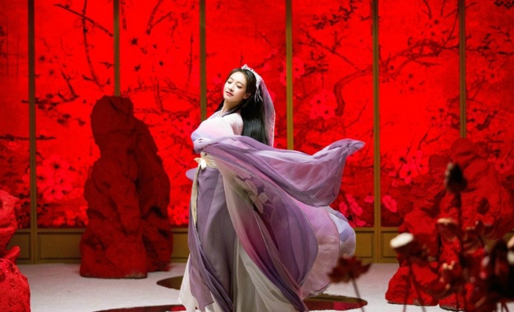 宋茜轻倚雕栏凭栏远眺，眼神中似有万千柔情与故事