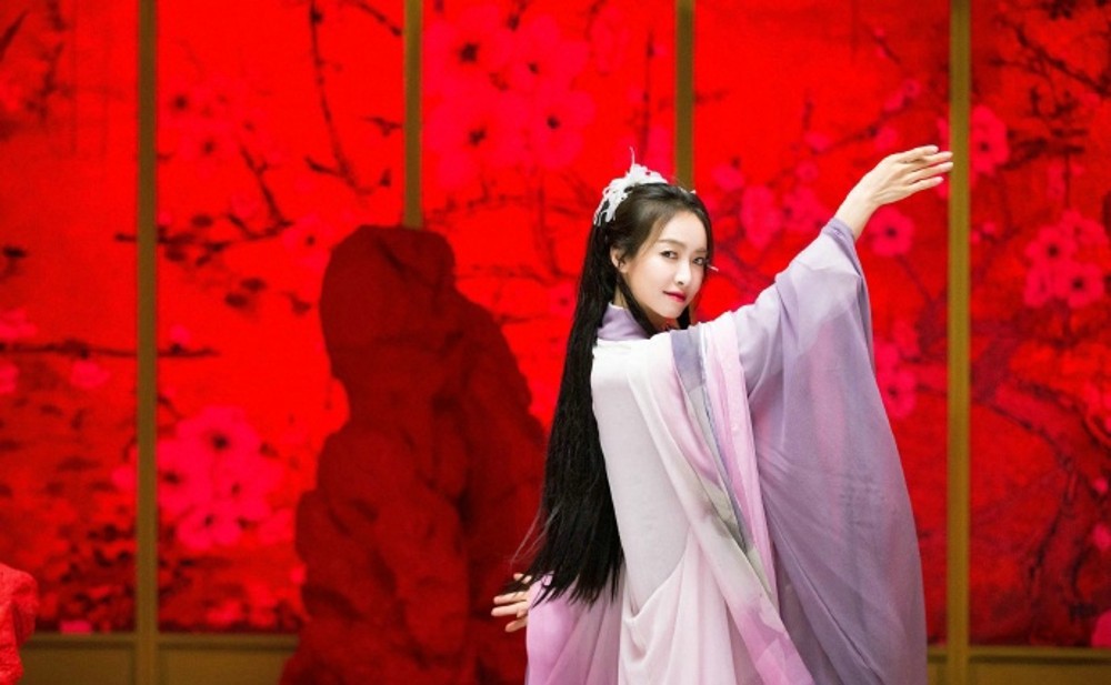 宋茜手执轻纱翩跹回转，舞姿灵动如九天玄女落凡尘