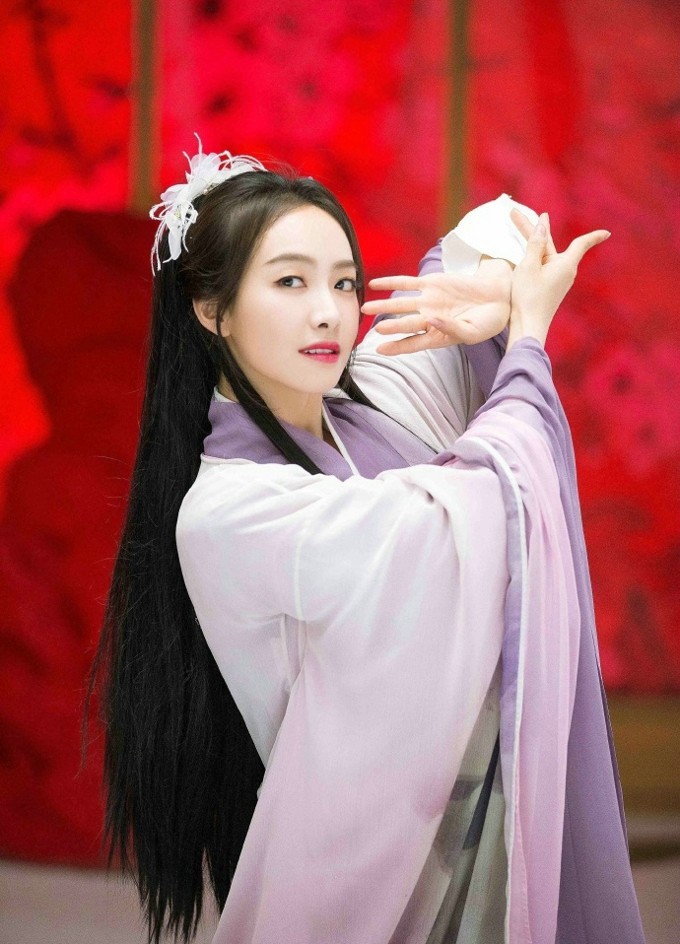 宋茜在庭院中舒展广袖，姿态优雅尽显古典舞蹈之美