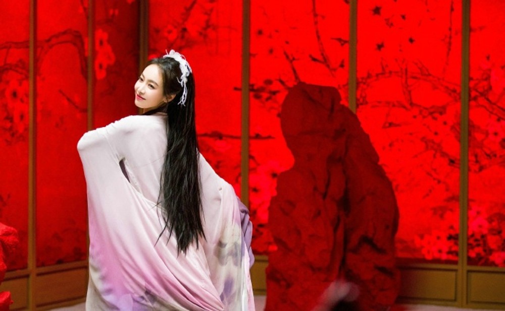 宋茜舞至酣处衣袖飞扬，画面充满动态的韵律与张力