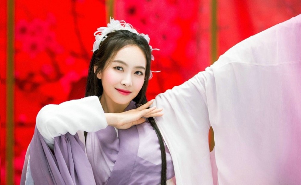 宋茜低眉信手续续舞，神情专注仿佛与音乐融为一体