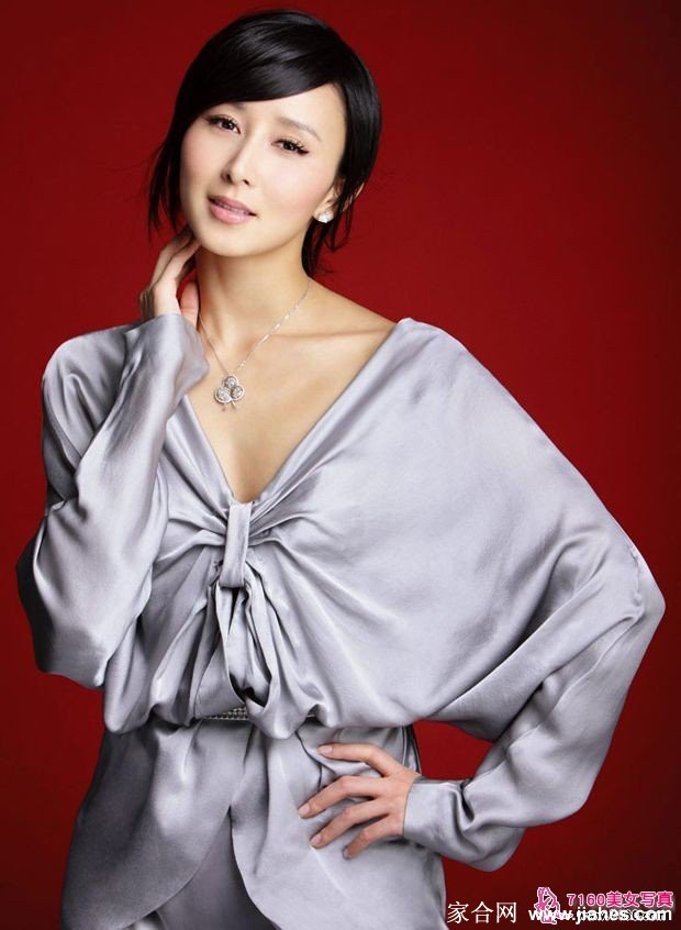 光影艺术塑造胡静精致轮廓，尽显其温柔而坚定的成熟魅力