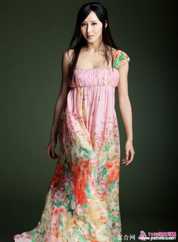 胡静以优雅坐姿诠释静谧时刻，光影交织凸显其从容沉静的内在力量