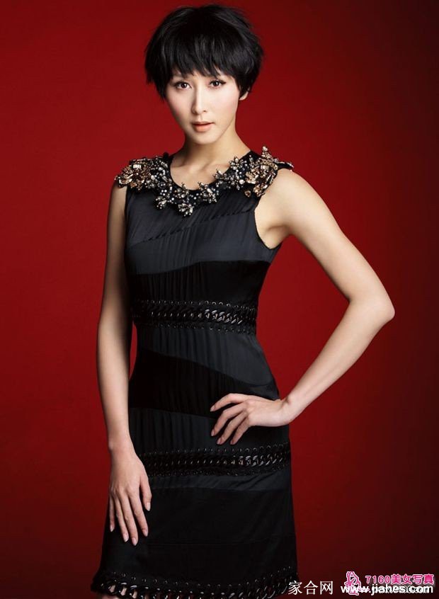 简约空间内胡静展现松弛状态，诠释真实自然的现代女性之美