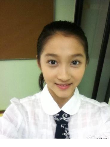 关晓彤在花园中赤足漫步回眸浅笑，发丝随风轻扬宛若林间精灵