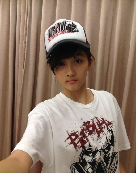 关晓彤低眉浅笑温婉动人，珍珠项链在颈间闪烁着柔和光泽