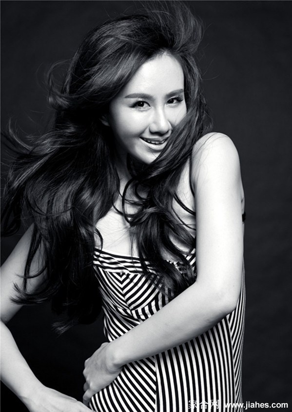 孟瑶于工业场景中展现时尚态度