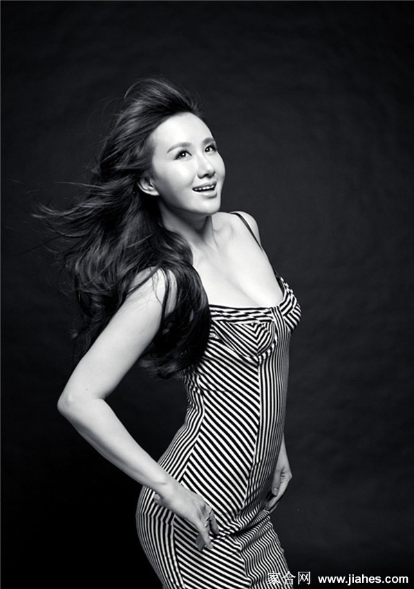 孟瑶侧身站立展现优雅肩颈线条