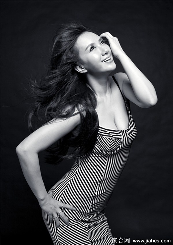 黑白光影中孟瑶凝视远方