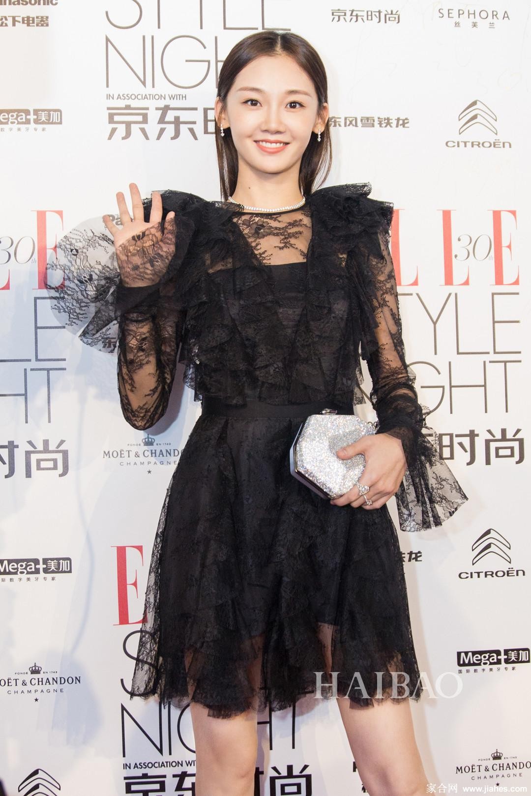 近距离特写展现苗苗纤细脚踝与精致高跟鞋的完美结合，足尖弧度优雅迷人