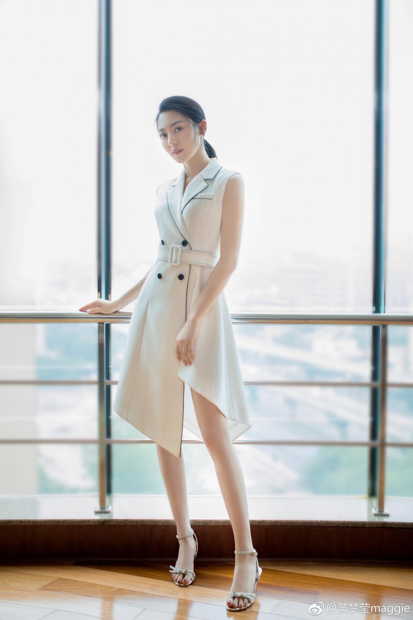 黄梦莹倚靠镜头，腿部线条在厚丝袜的包裹下显得朦胧而柔和，为整体硬朗的造型注入了一丝恰到好处的温柔与细腻质感